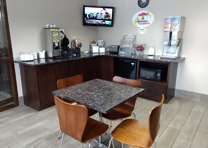 Super 8 By Wyndham Madison
